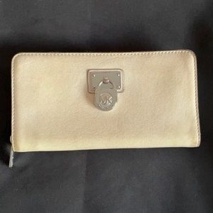 Cream Michael Kors Hamilton Traveler Wallet